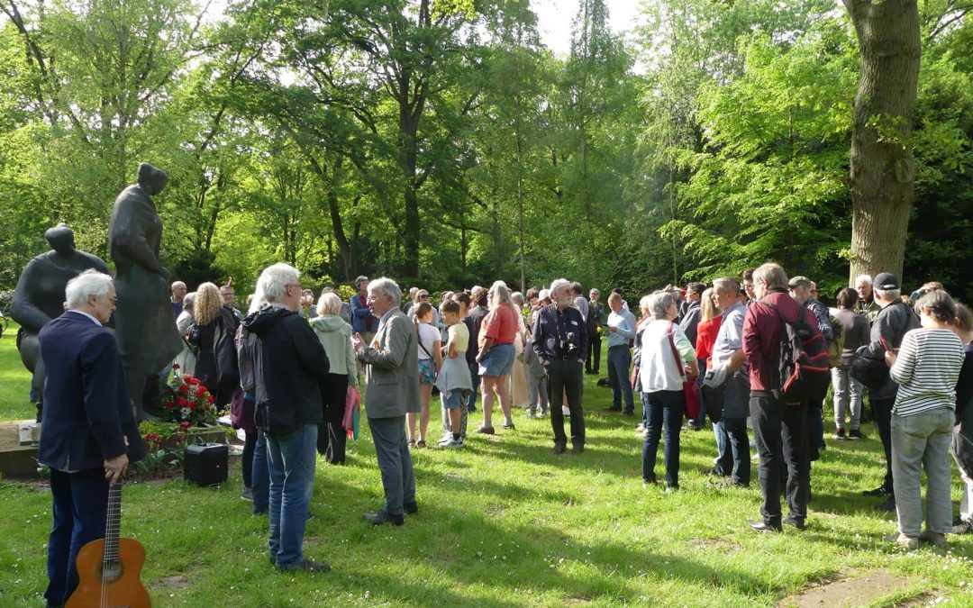Gedenken am 9. Mai in Bremen an den Gräbern sowjetischer Zwangsarbeiter